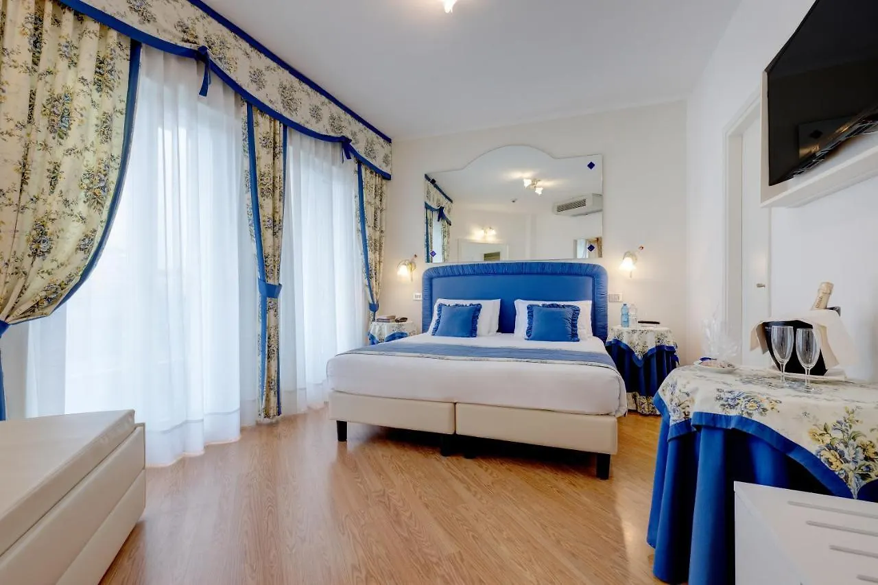 Hotel Cavalieri Palace & Suites ليدو دي يسولو 4*,  إيطاليا